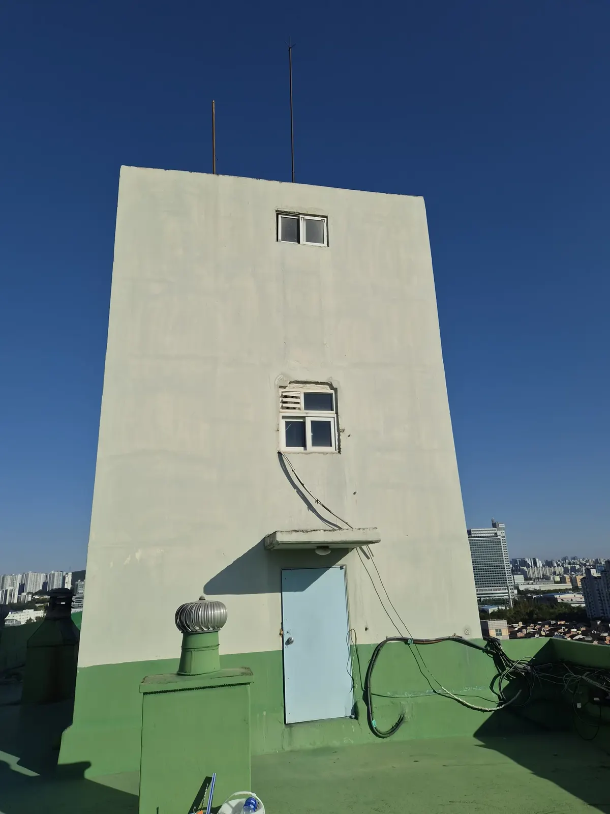 아파트 옥상 옥탑 건물의 출입문과 환기구