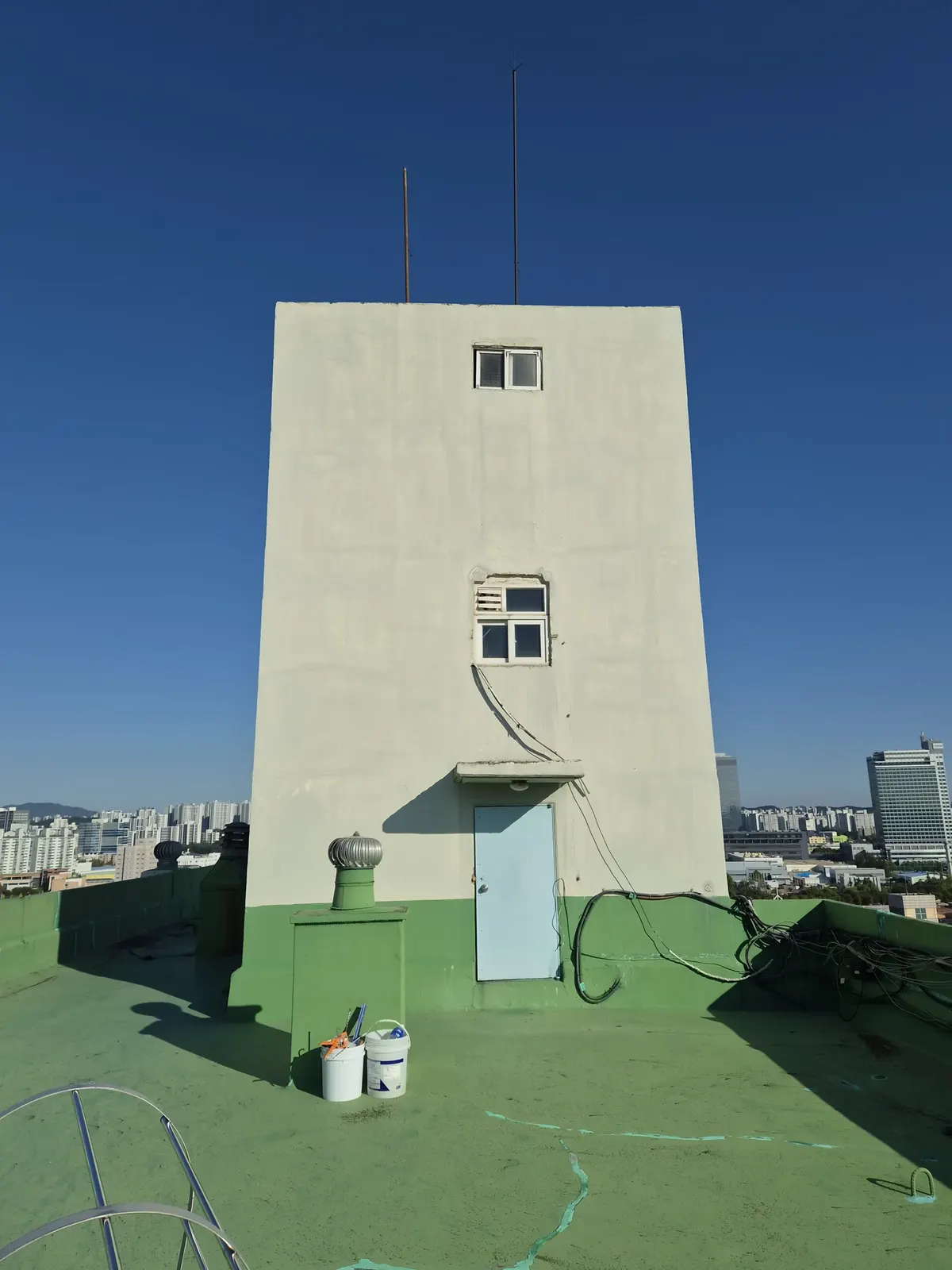 아파트 옥탑 건물과 출입문 앞 옥상 바닥
