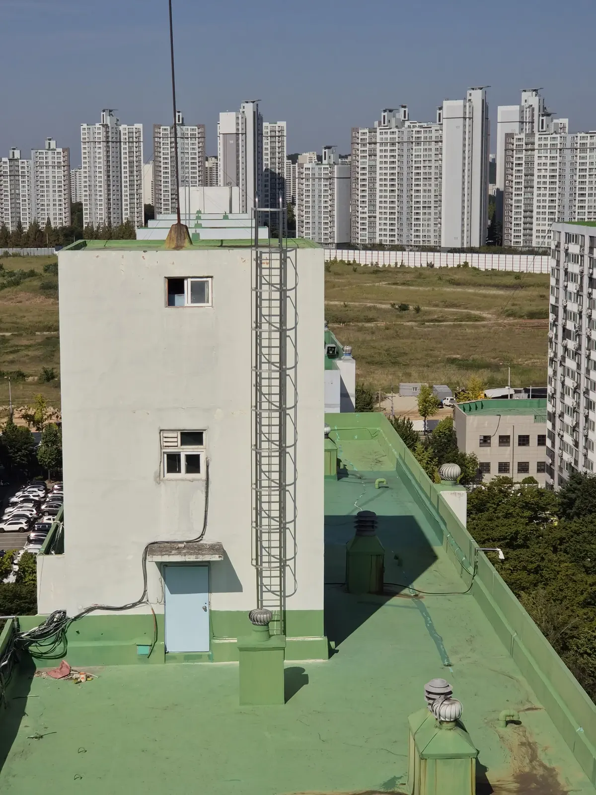 아파트 옥탑 건물 벽면에 설치를 마친 수직안전사다리